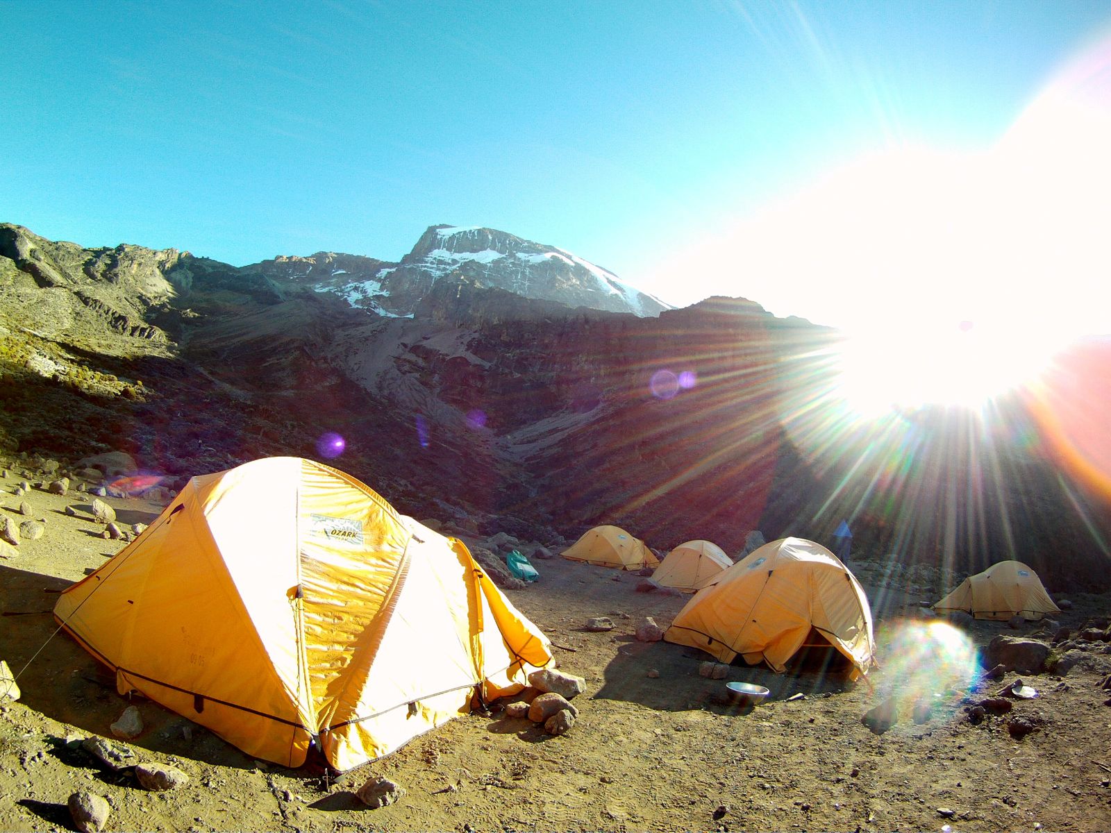 kilimanjaro vaellus telttaleiri aamulla