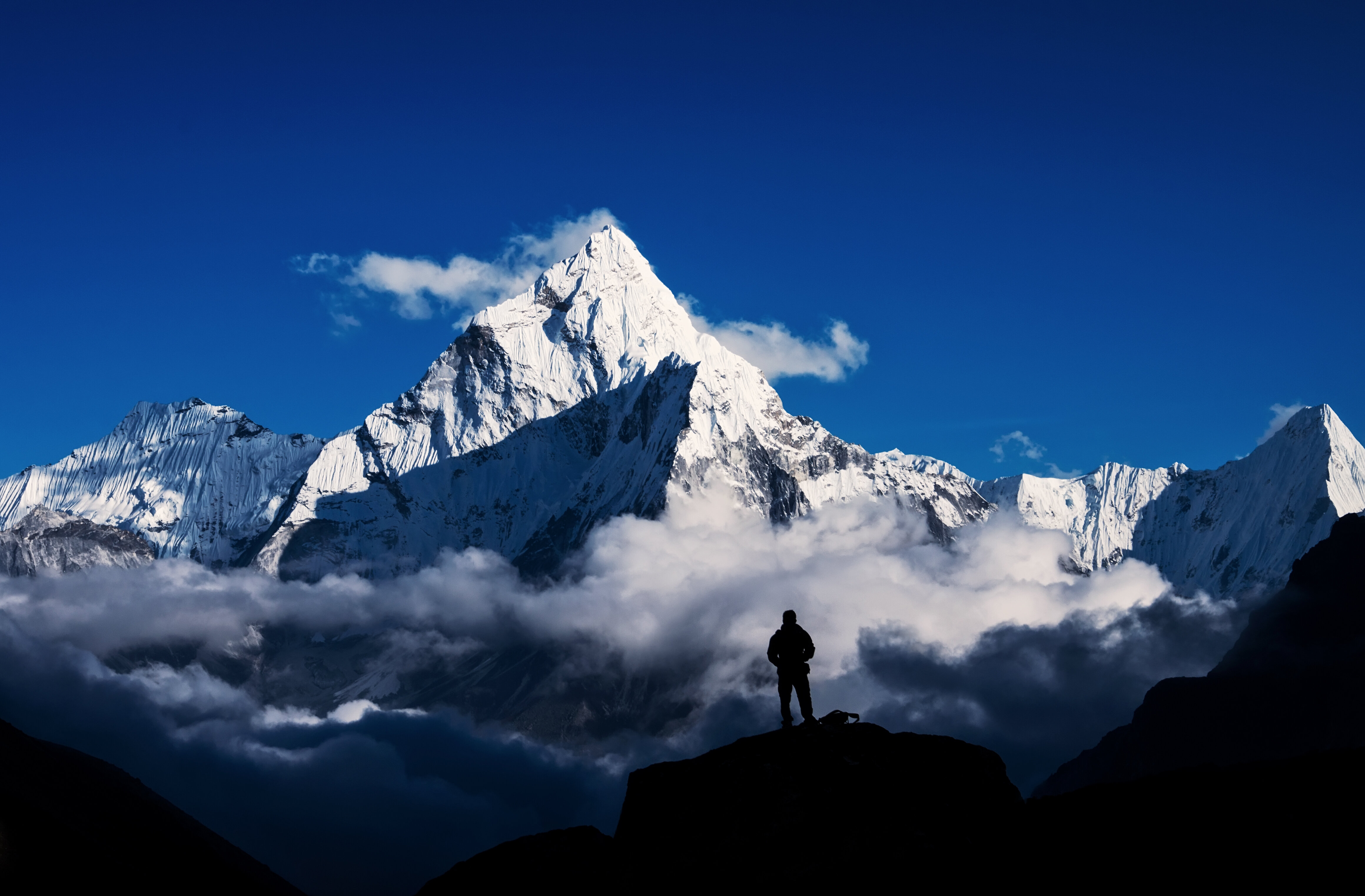 Man-hiking-silhouette-in-Mount-Everest,Himalayan-618202000 4638x3045